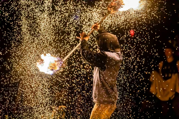 Artista de lança de fogo no festival da terra — Fotografia de Stock