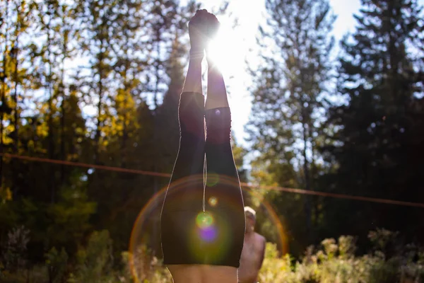 Woman practices mindful yoga in nature — Stock Photo, Image