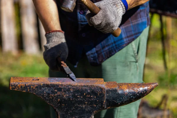 Metalwork artisan at culture festival — Stock Photo, Image