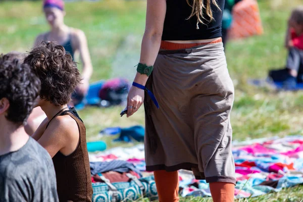 Mujer camina por la gente meditando — Foto de Stock