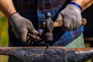 Kültür festivalinde metal işçisi