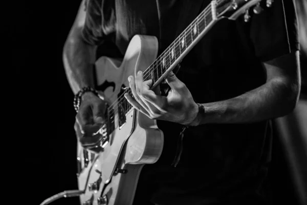 Gitarrist auf der Bühne bei Kulturfestival — Stockfoto