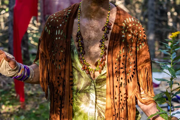 Tierra festival hombre usa ropa nativa — Foto de Stock