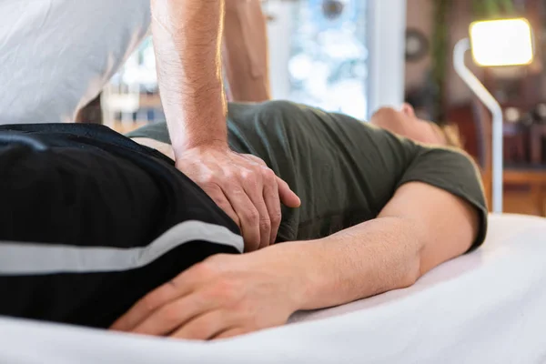 Sport-Physiotherapeut massiert muskulösen starken Mann — Stockfoto