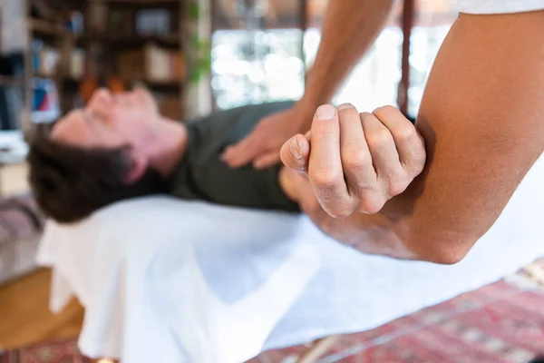 Спортивний фізіотерапевт масажує м'язистого сильного чоловіка — стокове фото