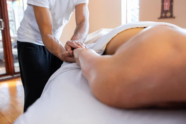 Vrouw krijgen ontspannende massage — Stockfoto