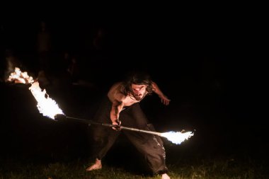 Toprak festivali ateş dansı sanatçısı