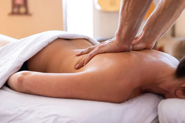 Vrouw krijgen ontspannende massage — Stockfoto