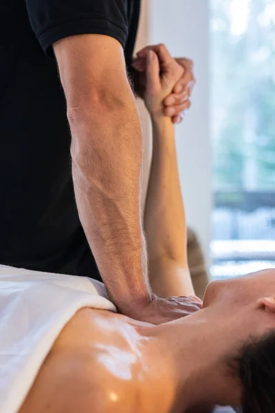 Kobieta coraz relaksujący masaż — Zdjęcie stockowe