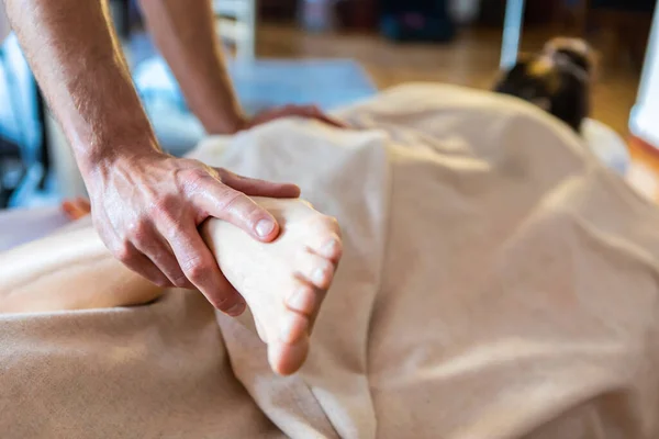 Жінка розслабляється масаж — стокове фото