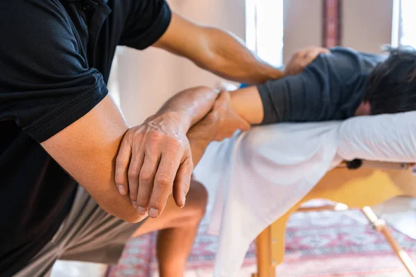 Fisioterapeuta deportivo masaje muscular fuerte hombre —  Fotos de Stock