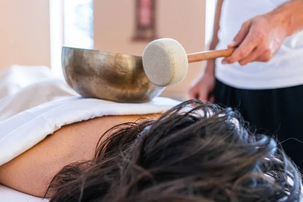Woman getting a sound massage with singing bowls — Stock Photo, Image