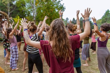 Dünya festivalinde farklı insanlar dans ediyor.