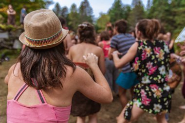 Dünya festivalinde farklı insanlar dans ediyor.