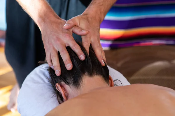 Mujer consiguiendo masaje relajante —  Fotos de Stock