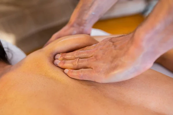 Vrouw krijgen ontspannende massage — Stockfoto