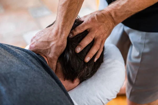 Fisioterapeuta deportivo masaje muscular fuerte hombre —  Fotos de Stock