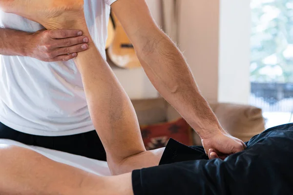 스포츠 물리 치료사는 근육질의 힘센 남자를 마사지 한다 — 스톡 사진
