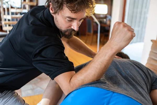 Fisioterapeuta deportivo masaje muscular fuerte hombre —  Fotos de Stock