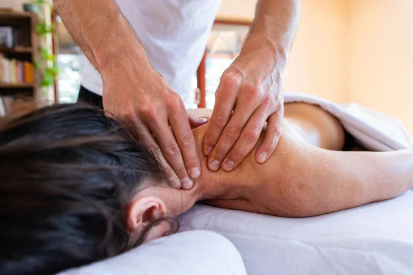Frau bekommt entspannende Massage — Stockfoto