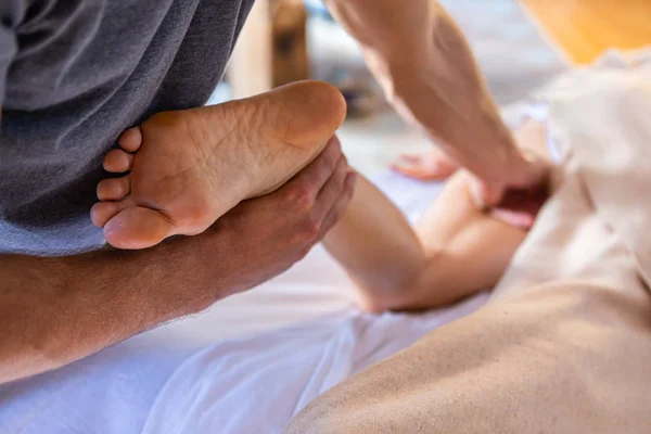 Жінка розслабляється масаж — стокове фото