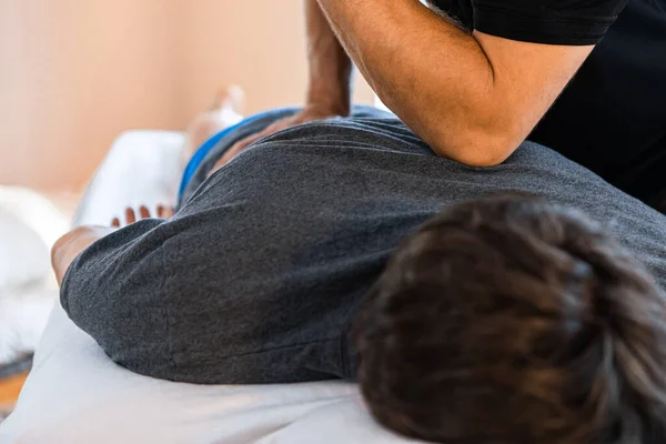 Sport-Physiotherapeut massiert muskulösen starken Mann — Stockfoto