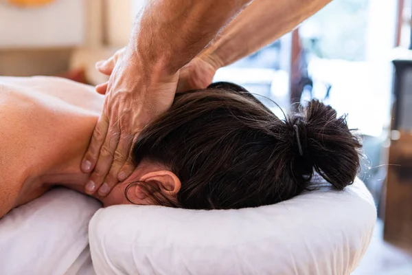 Vrouw krijgen ontspannende massage — Stockfoto