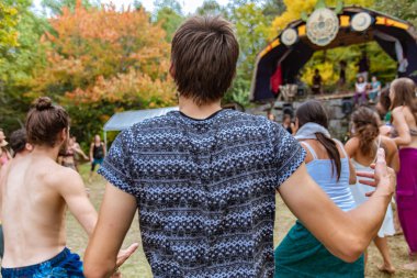 Dünya festivalinde farklı insanlar dans ediyor.