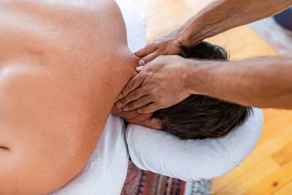 Fisioterapeuta deportivo masaje muscular fuerte hombre —  Fotos de Stock