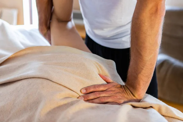 Женщина получает расслабляющий массаж — стоковое фото