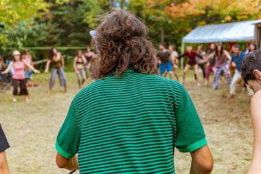 Dünya festivalinde farklı insanlar dans ediyor.