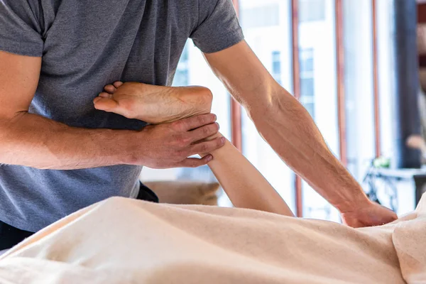 Mujer consiguiendo masaje relajante — Foto de Stock