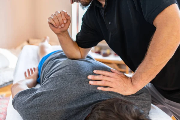 Jaki sport lubisz najbardziej? physiotherapist massaging muscular strong man — Zdjęcie stockowe