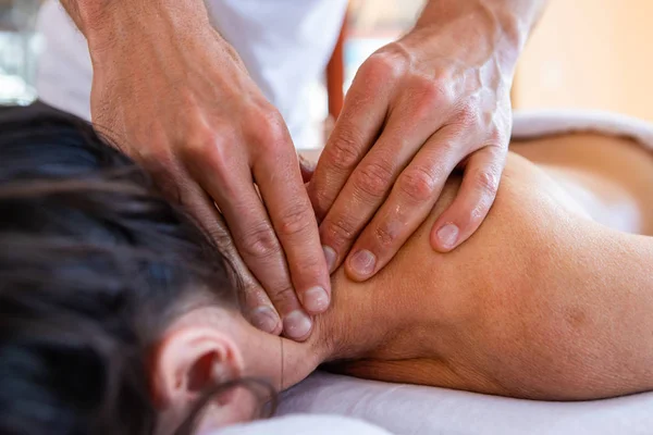 Mujer consiguiendo masaje relajante —  Fotos de Stock