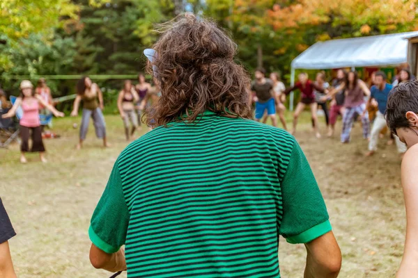 Diverse people dance at earth festival — Stock Photo, Image