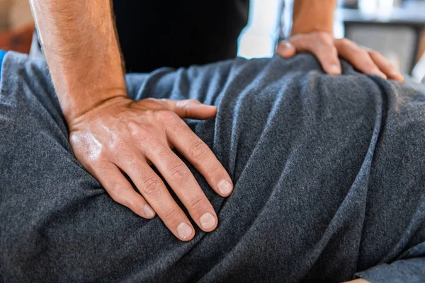 Fisioterapeuta deportivo masaje muscular fuerte hombre —  Fotos de Stock