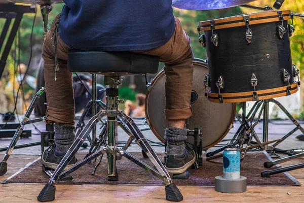 Beine eines Schlagzeugers auf der Bühne beim Festival — Stockfoto