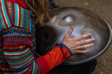 Çok kültürlü festivalde davulcu asmak