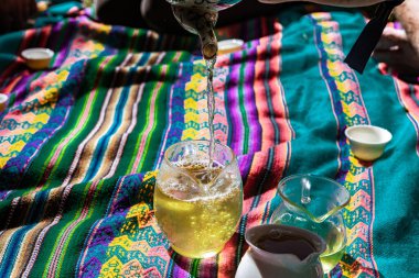 Piknik battaniyesinde taze yeşil çay