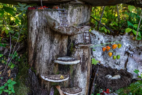 Hóbortos miniatűr tündér világ az erdőben — Stock Fotó