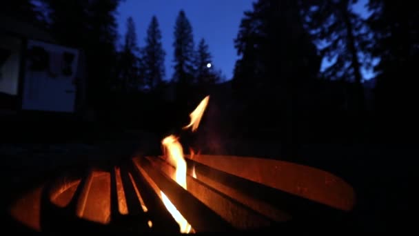 Táborový život: táborák v noci — Stock video