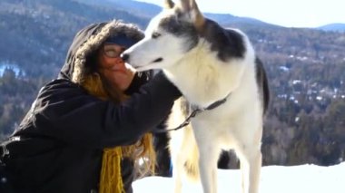 Kız kışın dışarıda köpeğini okşuyor.. 