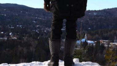 Kadın kışın dışarıda duruyor.