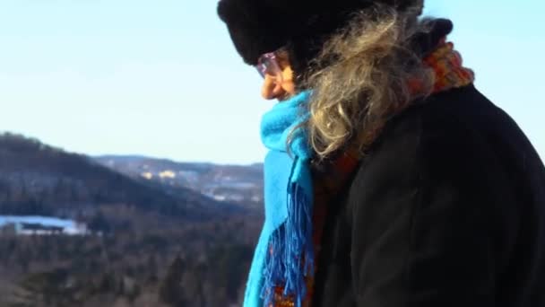 Vecchia donna in piedi fuori in inverno — Video Stock