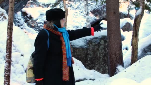 Vieja en el bosque en invierno mirando feliz — Vídeos de Stock
