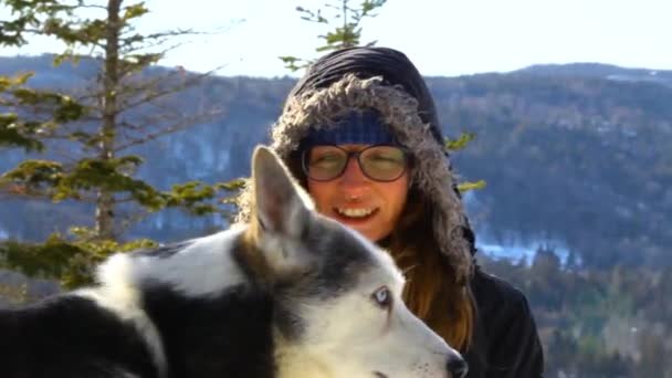 Κορίτσι παίζει με husky το χειμώνα. — Αρχείο Βίντεο