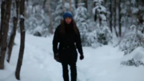 Flicka promenader och vandring ensam i skogen på vintern — Stockvideo