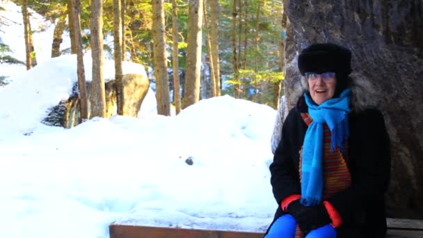 Vieille femme sur un banc — Video