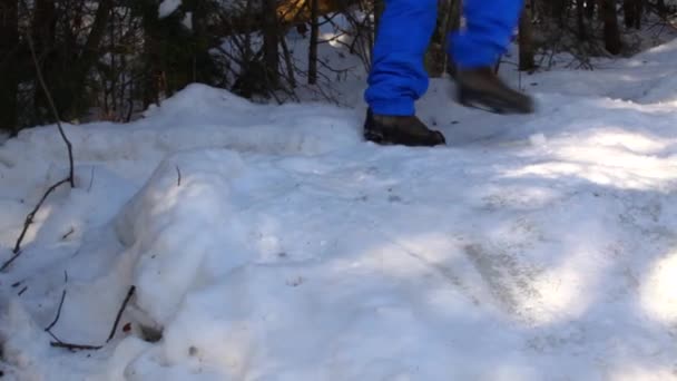Yaşlı kadın bacakları karda yürüyor. — Stok video