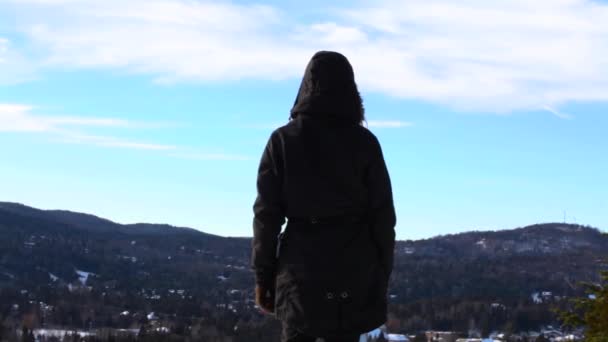 Mujer parada afuera en invierno , — Vídeos de Stock
